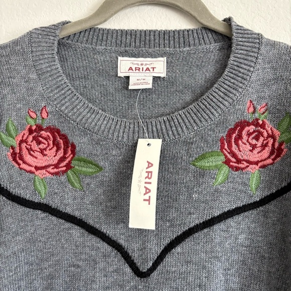 New with tags- Ariat Sharp Shooter Sweater with Floral Embroidery- size Medium - Picture 7 of 8